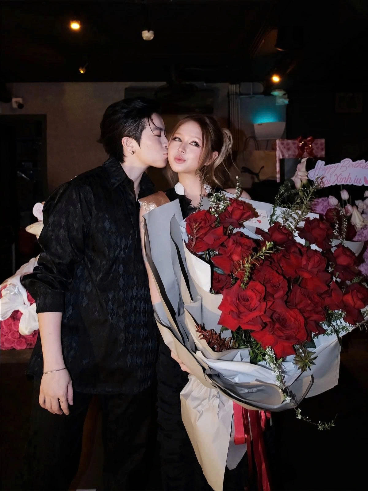 Xoài Non đón tuổi mới trong vòng tay Gil Lê, gia đình hai bên và một số bạn bè thân thiết. Cô chia sẻ loạt ảnh sinh nhật kèm chú thích: "Biết ơn tình yêu thương - điều đã khiến buổi tối của tôi trở nên đặc biệt".