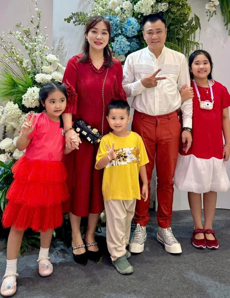 NSND Tự Long làm thơ về những bữa cơm gia đình thiếu vắng mình, vợ vất vả ngược xuôi, có đợt phải chăm 3 con đều ốm chỉ trong 2 tuần.