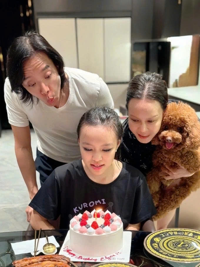 Vợ chồng Việt Hương mừng sinh nhật con gái tại nhà. Nữ diễn viên cho biết con gái rất vui vẻ khi không tổ chức tiệc như mọi năm mà dành tiền để mua đồ ủng hộ bà con bị ảnh hưởng bởi bão lũ.