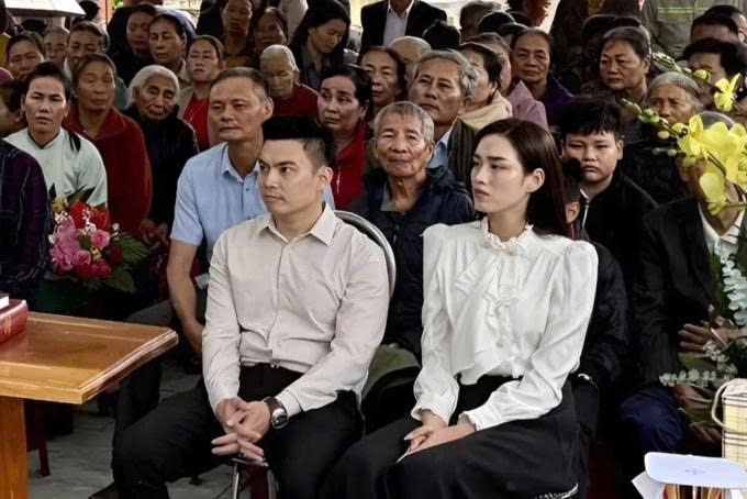 Hoa hậu Đỗ Thị Hà cùng ông xã Nguyễn Viết Vương và các thành viên gia đình chồng có mặt tại Quảng Trị để làm thiện nguyện. Nàng hậu diện trang phục kín đáo, thanh lịch với áo sơ mi trắng cổ cao. Sau lễ cưới tại Quảng Trị, vợ chồng cô sẽ tổ chức tiệc cưới ở Hà Nội vào ngày 9/11.