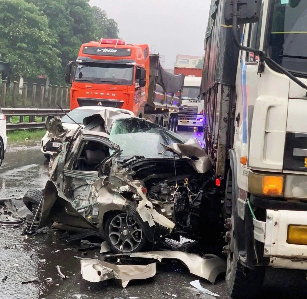 Chiếc xe bị bẹo dúm sau va chạm