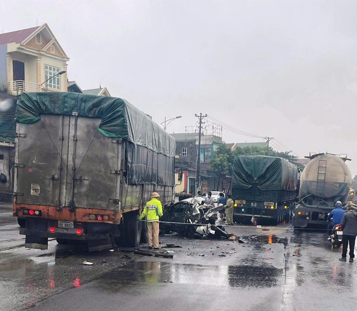 Hiện cơ quan chức năng đã có mặt tại hiện trường để giải quyết vụ việc