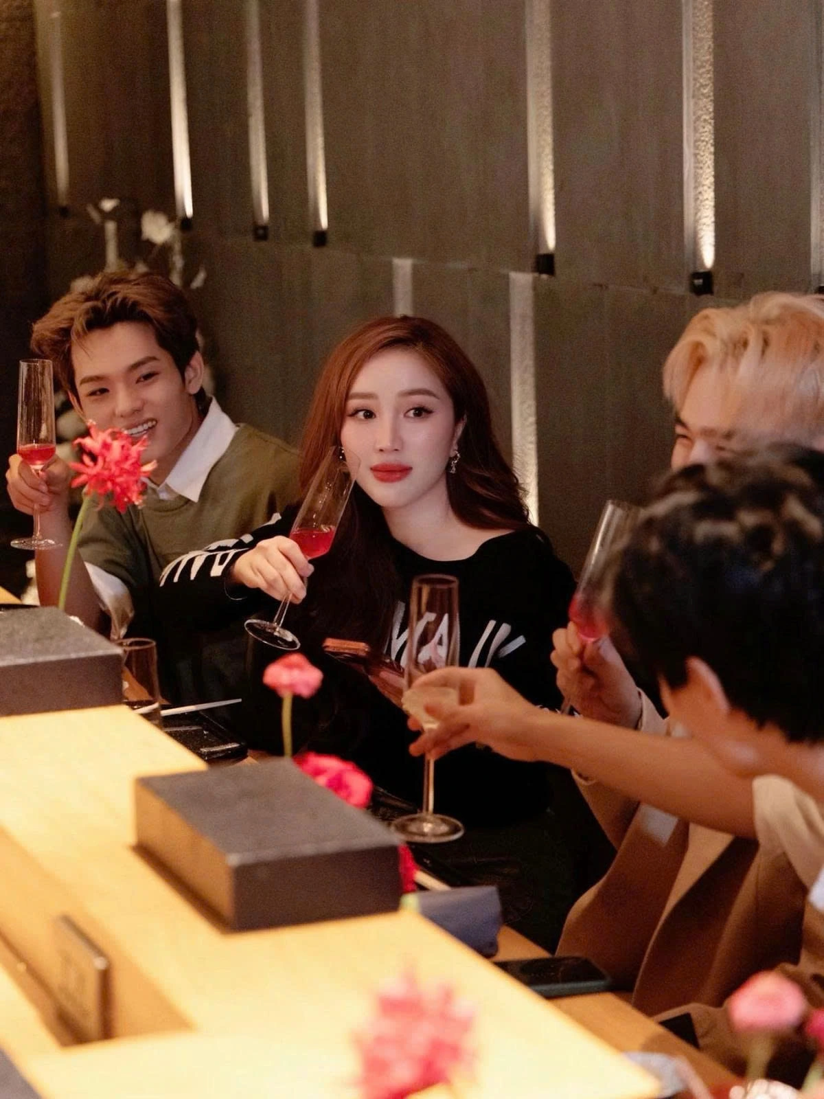 Ca sĩ Bảo Thy cho biết "đã ở độ tuổi mà mọi tin nhắn sau 22h sẽ được trả lời vào 6h30 sáng hôm sau".