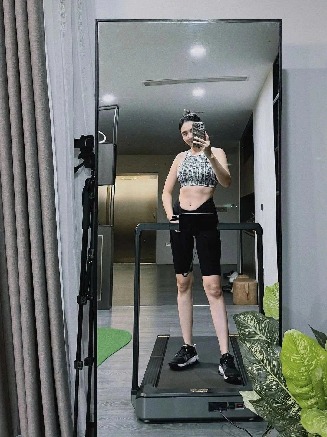 MC Mai Ngọc khoe vòng eo săn chắc sau khi chạy bộ tại nhà.