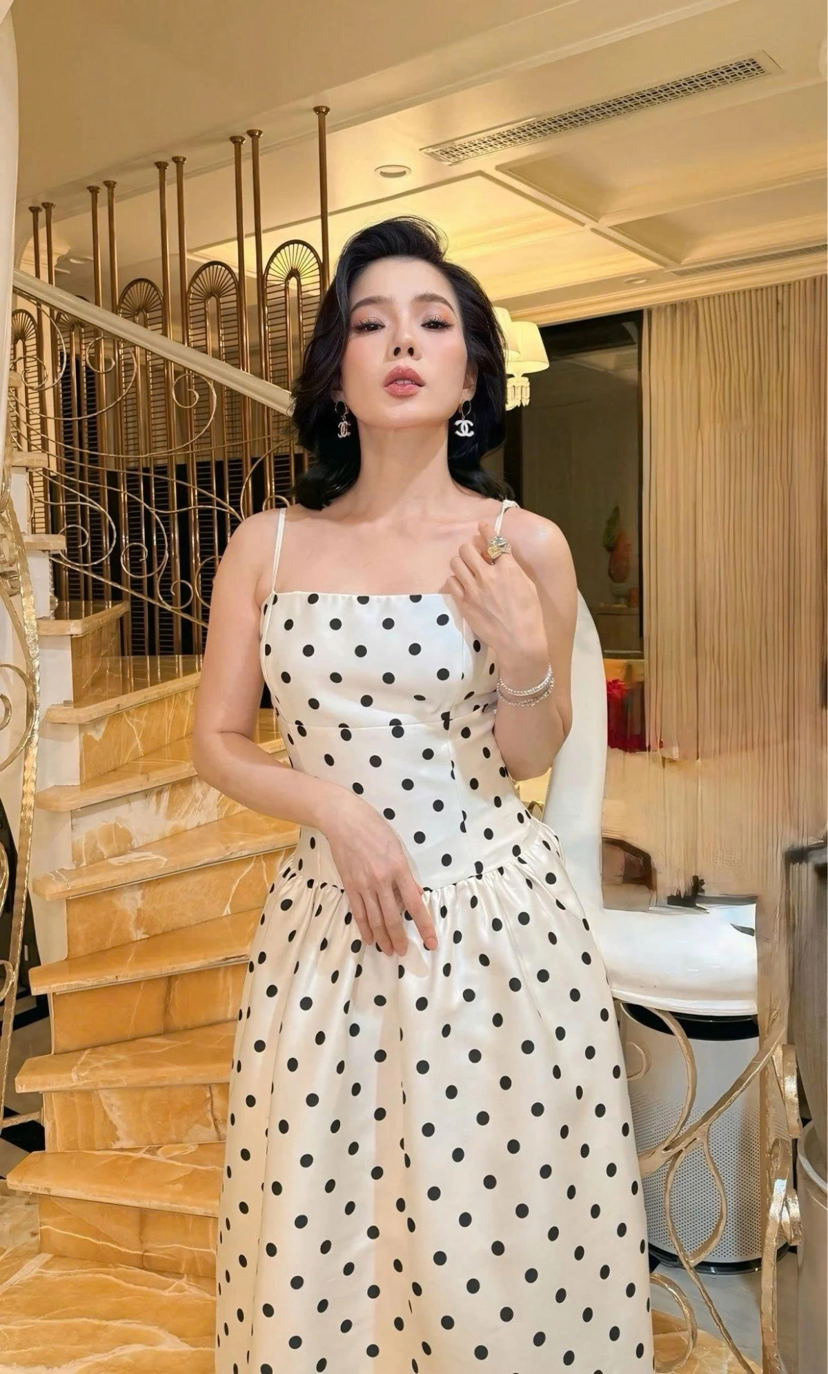 Khi bị thắc mắc chuyện không quyên góp từ thiện, Lệ Quyên cho biết quan điểm của cô là không bao giờ kể bản thân đã làm gì mà thích sống kín đáo, âm thầm.