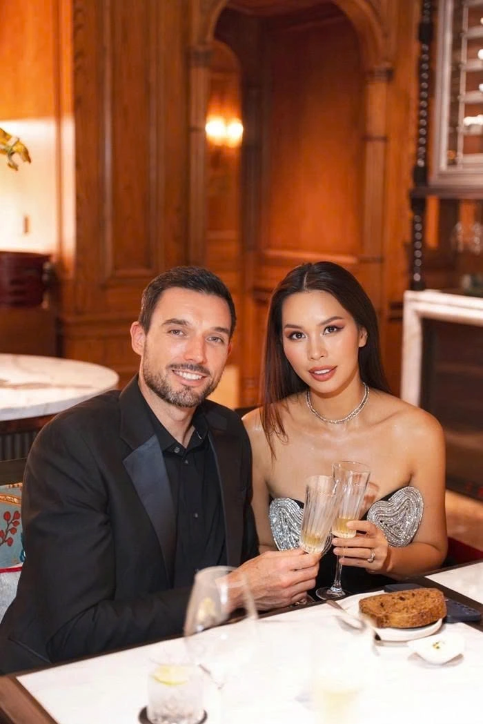 Siêu mẫu Hà Anh cùng ông xã trốn con đi ăn tối lãng mạn kỷ niệm 10 năm ngày cưới. Cô nói nhìn lại hành trình hôn nhân, thấy biết ơn vì tình yêu của chồng và có hai con Myla, Luca.