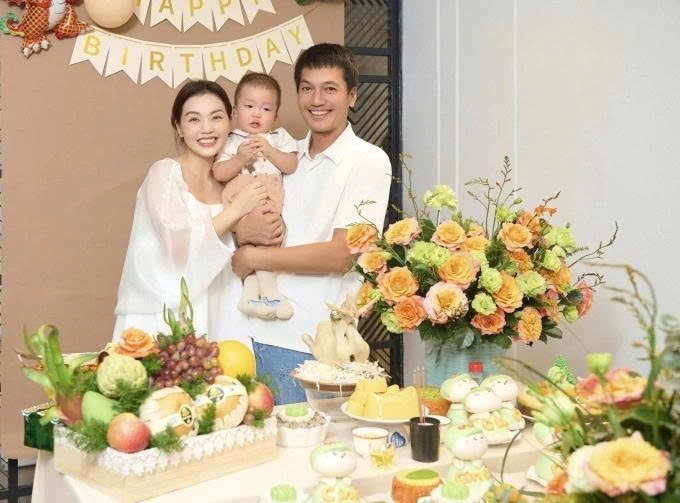 Vợ chồng diễn viên Quang Tuấn - Linh Phi sửa soạn mâm cúng thôi nôi quý tử Cine tại nhà. "Chúc con sẽ có tuổi mới bình an, vui khỏe, năng lượng tràn đầy để khám phá thế giới thật từ tốn và điềm tĩnh Cine nhé", bà xã Quang Tuấn nhắn gửi đến con.