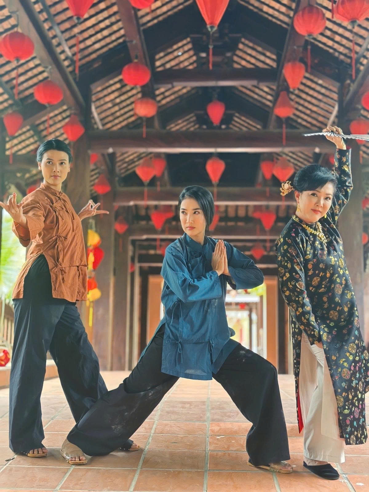 Diễn viên Quỳnh Lam cùng các nghệ sĩ tạo dáng hài hước tại phim trường.