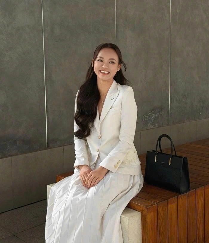 Người mẫu Mai Ngô hóa thân thành quý cô công sở thanh lịch với set đồ trắng, kết hợp túi xách đen tối giản.