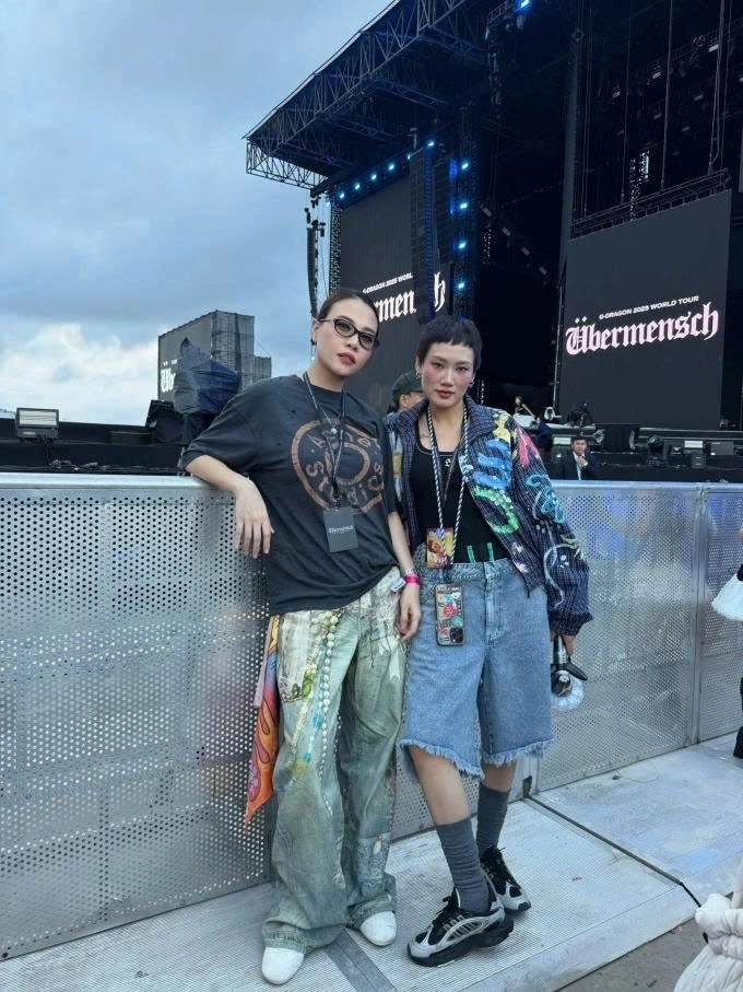 Đàm Thu Trang và stylist Pông Chuẩn tham dự concert G-Dragon 2025 World Tour [Übermensch] in Hanoi. Hai người đẹp diện trang phục hầm hố, trang điểm đậm.