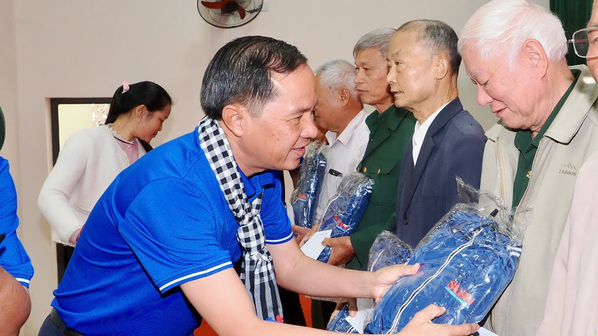 Đoàn công tác tặng quà cho gia đình chính sách tại xã Phú Đình, tỉnh Thái Nguyên