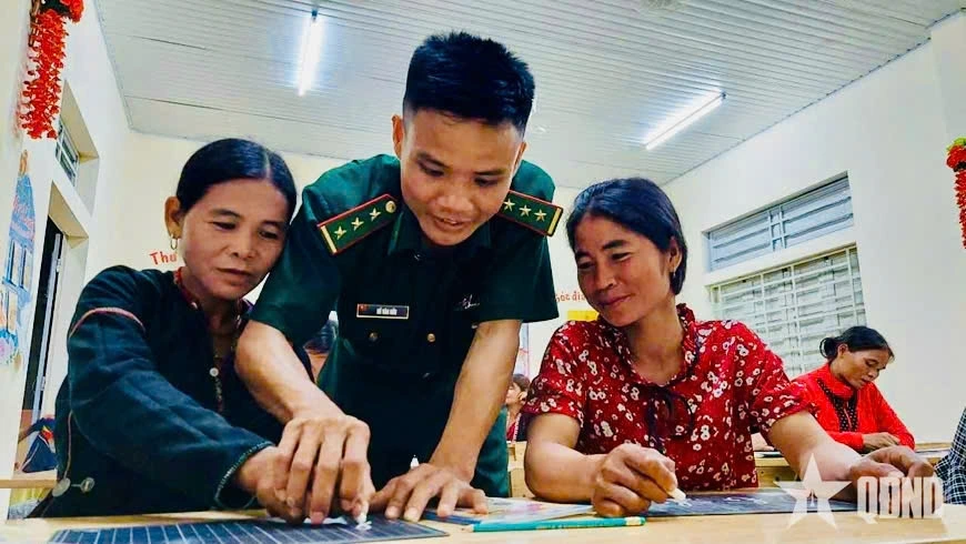 Đại úy Hữu và đồng đội đã mở 7 lớp xóa mù chữ với 190 học viên, cùng 2 lớp xóa tái mù chữ cho 115 người, chủ yếu là phụ nữ và thanh niên Bru – Vân Kiều