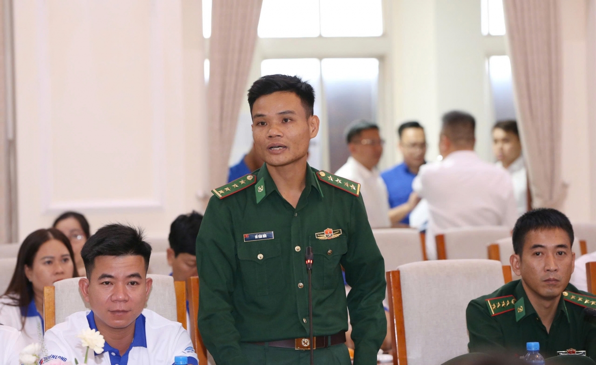 Đại úy Hồ Văn Hữu chia sẻ hành trình gieo chữ cho bà con dân tộc thiểu số tại chương trình Chia sẻ cùng thầy cô 2025