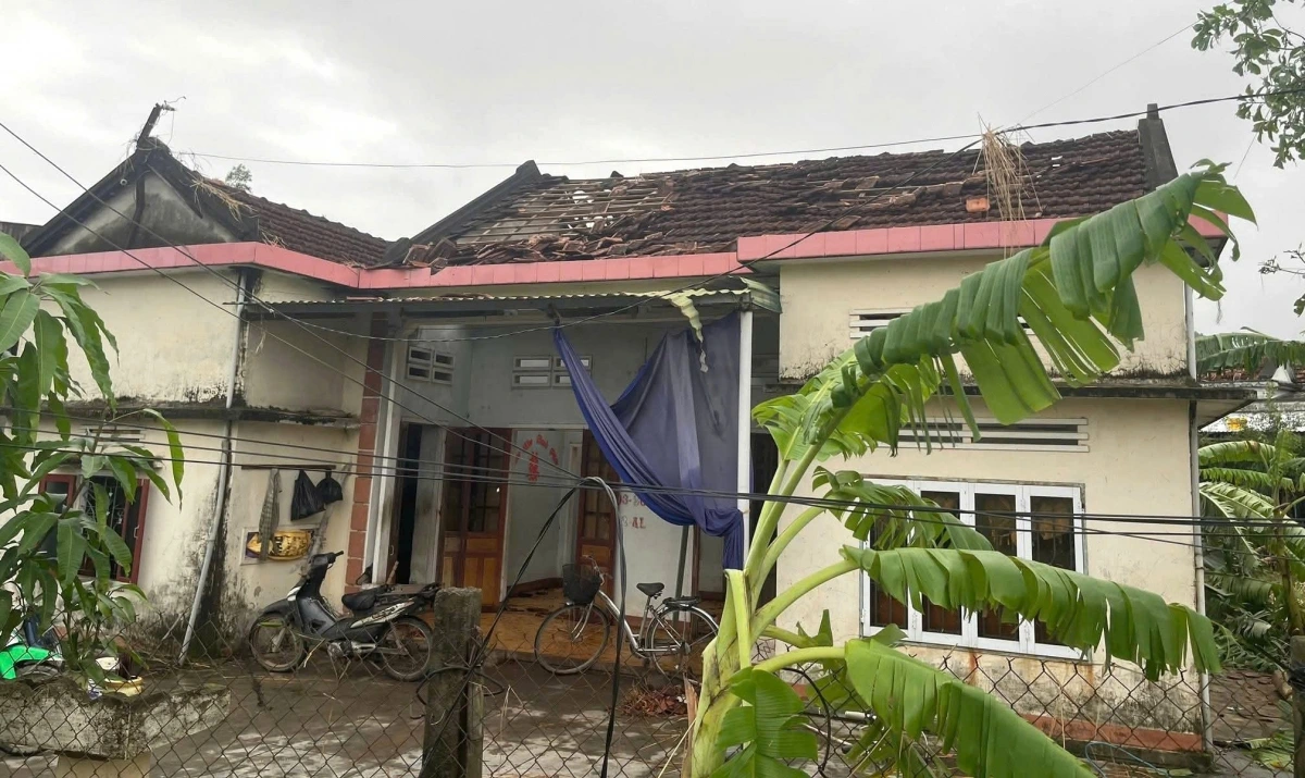 Nhà dân bị tốc mái ngói