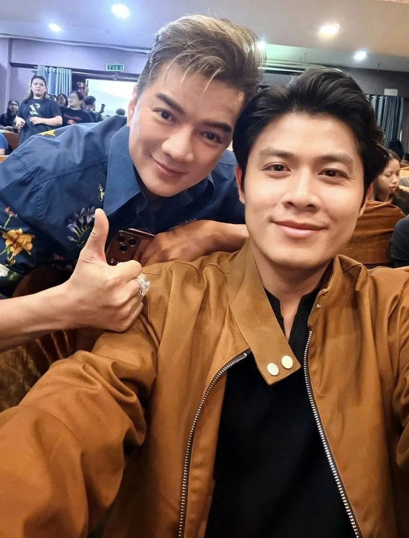 Ca sĩ Đàm Vĩnh Hưng gặp nhạc sĩ Nguyễn Văn Chung ở sân khấu kịch, chia sẻ người hâm mộ luôn ủng hộ nhiệt tình mỗi khi anh hát “Anh say rồi”.