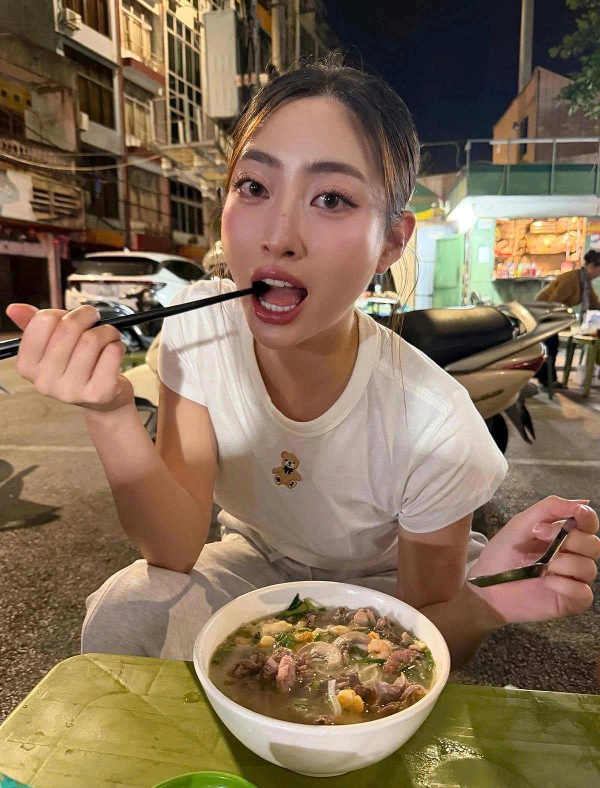 Hoa hậu Lương Thùy Linh tranh thủ nếm thử món phở bò tim cật, trứng non nổi tiếng Hạ Long khi có dịp tới đây.