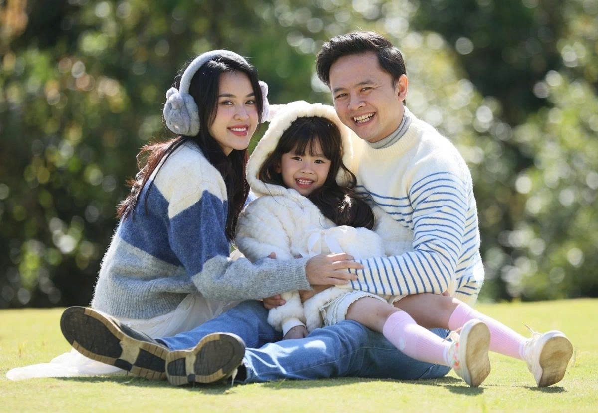 Tú Vi mừng sinh nhật ông xã Văn Anh bằng bức ảnh cả nhà quây quần hạnh phúc.