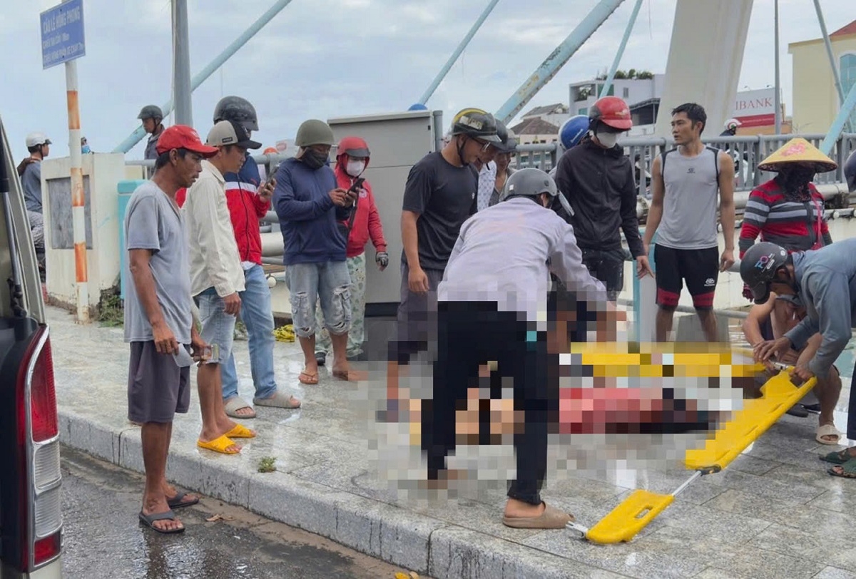 Người dân phát hiện 1 phụ nữ nhảy sông tự vẫn đã cứu vớt đưa lên bờ. Ảnh: B.H