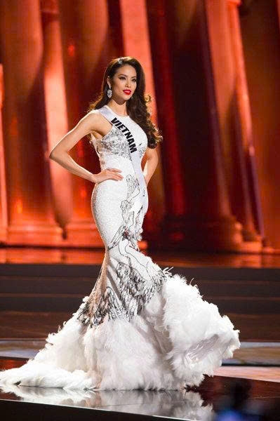 Phạm Hương đăng quang Hoa hậu Hoàn vũ Việt Nam 2015 và được cử thi Miss Universe cùng năm. Với nhan sắc cuốn hút và kinh nghiệm chinh chiến tại các cuộc thi nhan sắc, cô được người hâm mộ kỳ vọng sẽ đạt thành tích tốt tại Miss Universe. Thế nhưng, trong đêm chung kết, Phạm Hương không lọt top 15. Đây là kết quả gây tiếc nuối cho fan sắc đẹp Việt và truyền thông quốc tế bởi người đẹp từng được dự đoán sẽ lọt top cao.