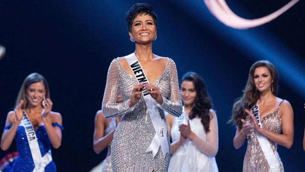 Tại đêm chung kết Miss Universe 2018, đại diện Việt Nam - H'Hen Niê đã xuất sắc vượt qua các ứng viên nặng ký để lọt vào top 5. Đây là thành tích cao nhất của Việt Nam tính đến nay tại đấu trường nhan sắc quốc tế lớn này. Trong suốt cuộc thi, H'Hen Niê được đánh giá cao khi liên tục nằm trong top các bảng xếp hạng uy tín của những chuyên trang sắc đẹp như Global Beauties, Missosology... 