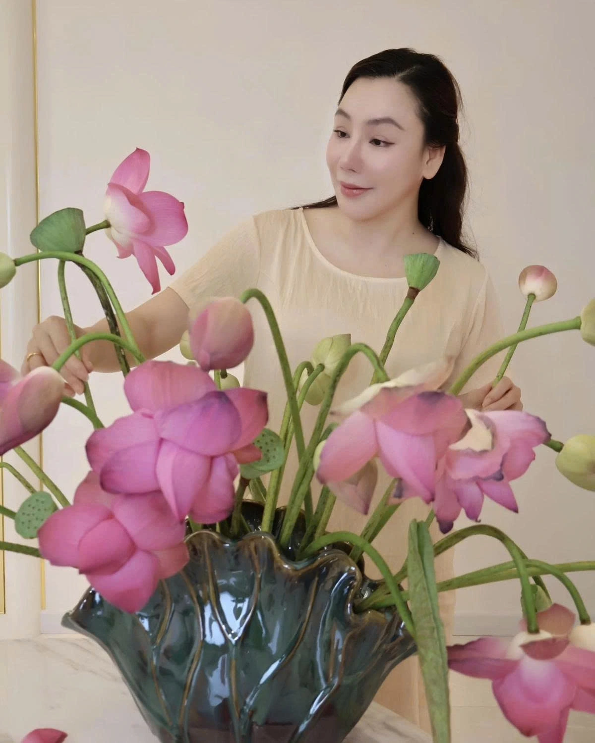 Hồ Quỳnh Hương tận hưởng một ngày bình yên khi ở nhà nghe nhạc, cắm hoa trang trí nhà cửa.