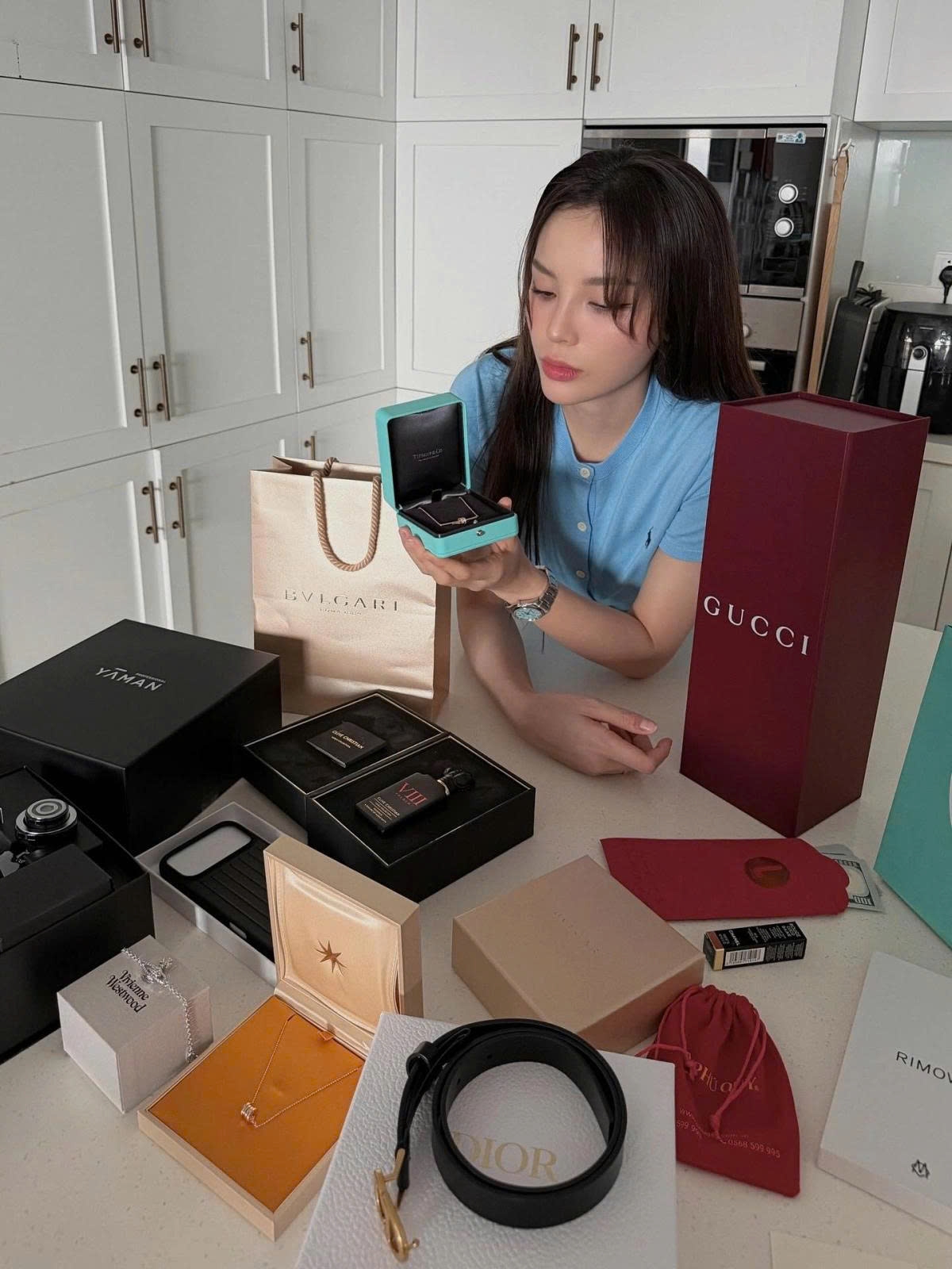 Hoa hậu Kỳ Duyên khoe những món đồ hàng hiệu được tặng dịp sinh nhật.