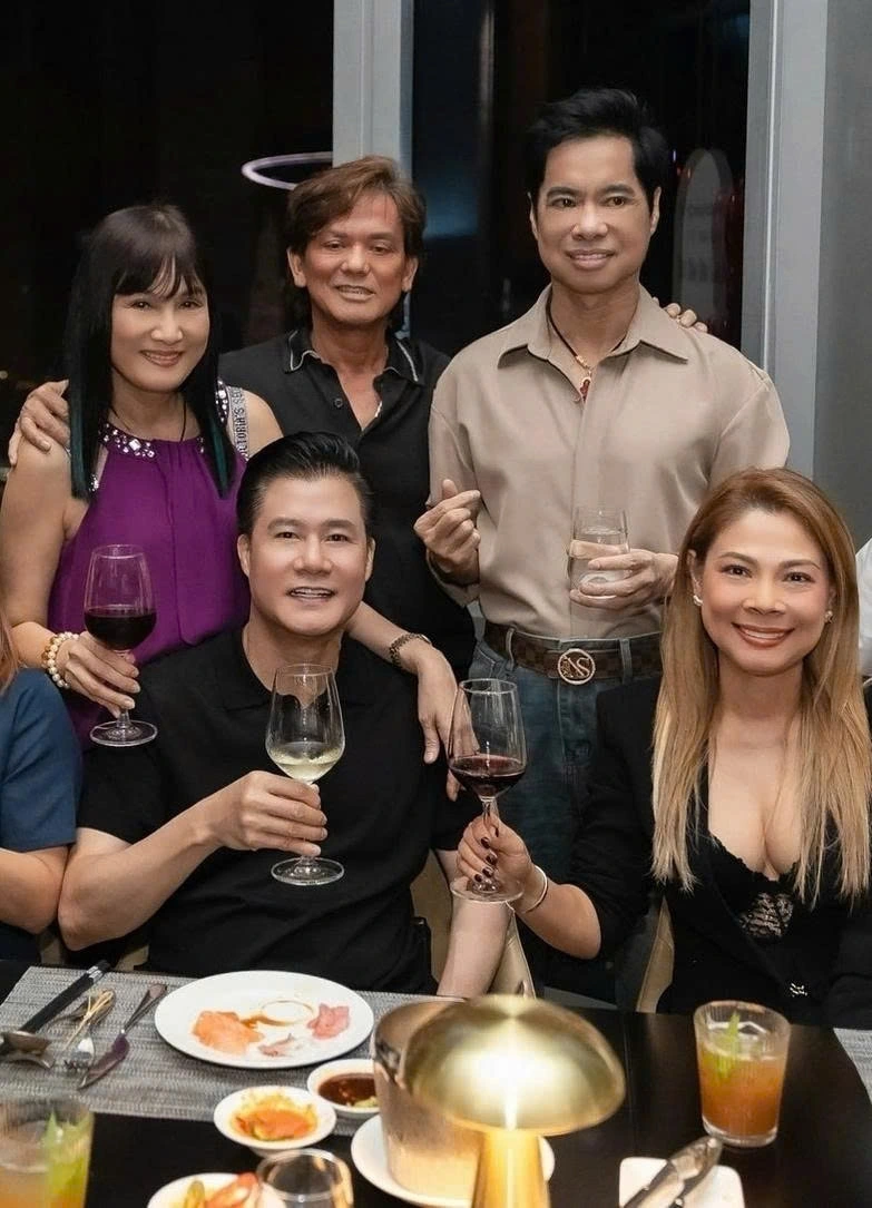 Vợ chồng Hiền Mai (trái) cùng Ngọc Sơn, Quang Dũng tiếp đón Thanh Thảo dịp cô về nước biểu diễn.