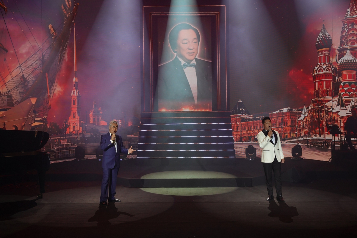 Khoảnh khắc gây xúc động mạnh nhất là khi tiếng hát của cố NSND Trung Kiên bất ngờ vang lên trong tiết mục mở đầu “Chiều hải cảng”, hòa giọng cùng NSND Quang Thọ và NSND Quốc Hưng.