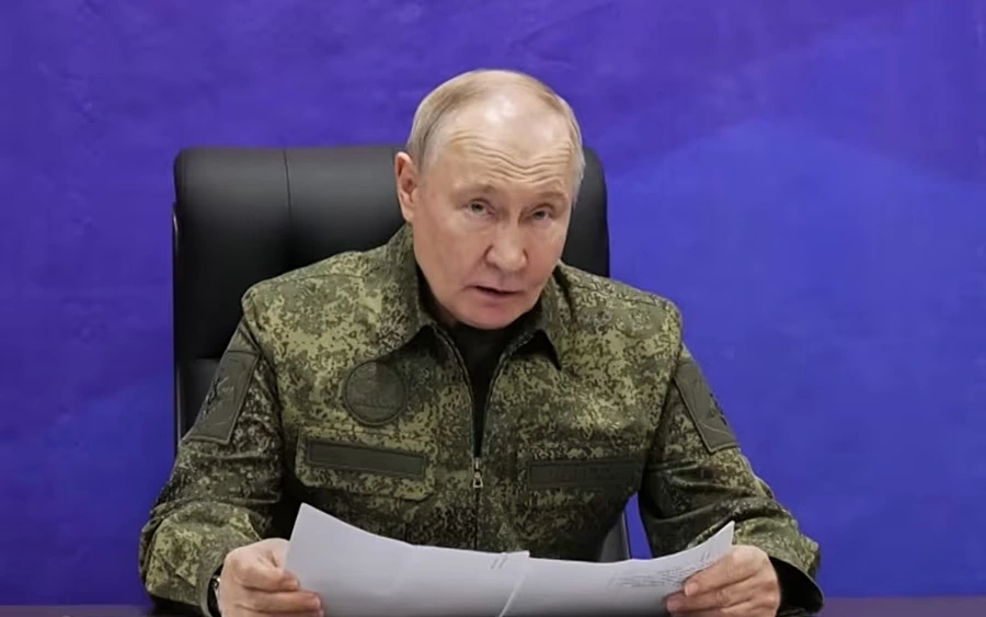 Tong thong Nga Putin mac quan phuc -bo fan bao chi Kremlin.jpg