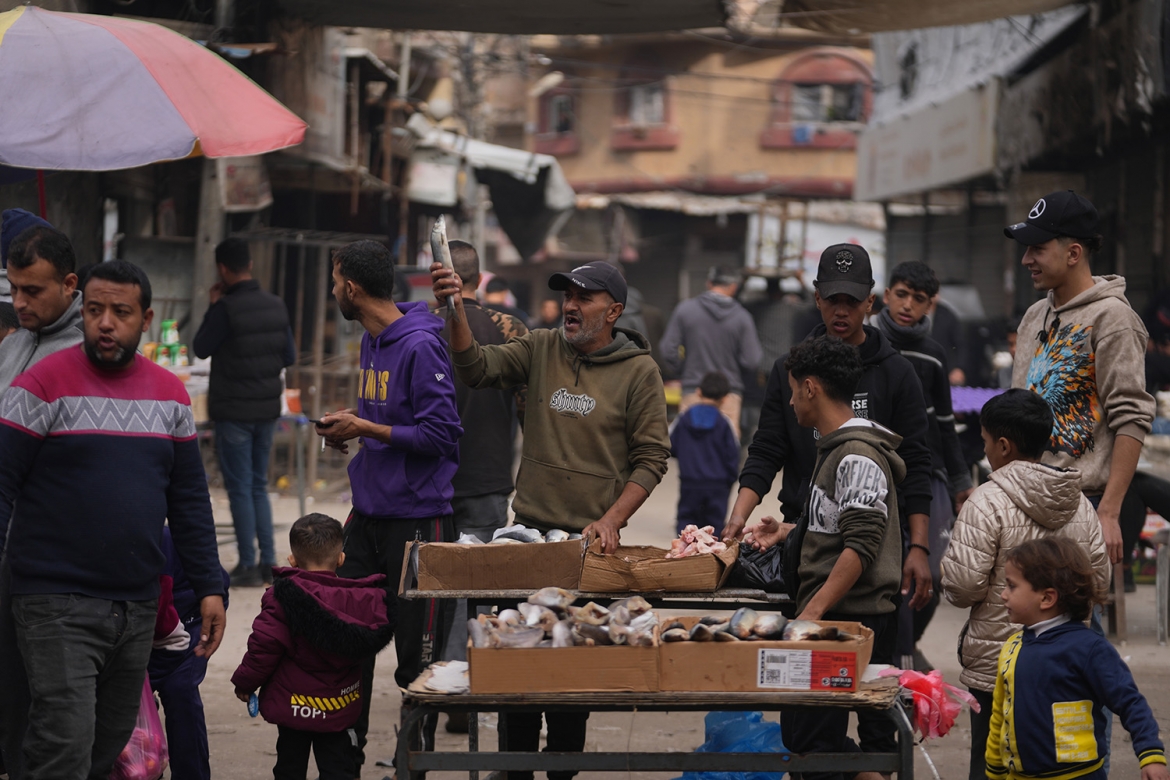 Một người bán hàng Palestine bày bán cá mòi trên một con phố thuộc khu chợ địa phương ở thành phố Gaza, ngày 19/12/2025. Ảnh: AP