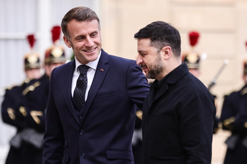 Tổng thống Pháp Macron tiếp đón Tổng thống Ukraine Zelensky tại Điện Elysee ngày 1/12/2025. Ảnh: EPA
