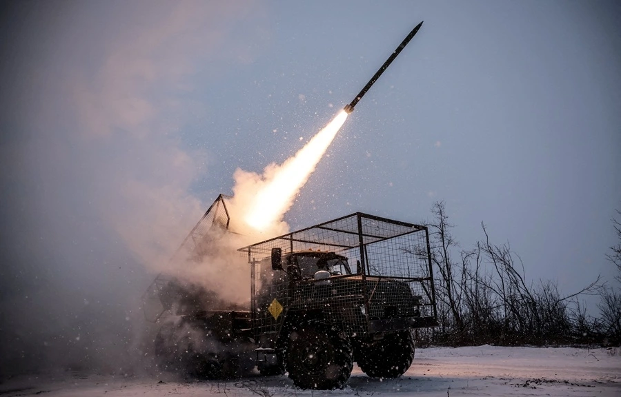 Binh sĩ Ukraine khai hỏa hệ thống phóng tên lửa Grad MLRS về phía quân đội Nga gần thị trấn Chasiv Yar trên tiền tuyến. Ảnh: Reuters