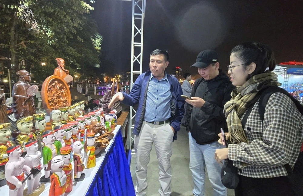 Du khách tham quan các gian hàng trong chương trình Get on Hanoi 2026