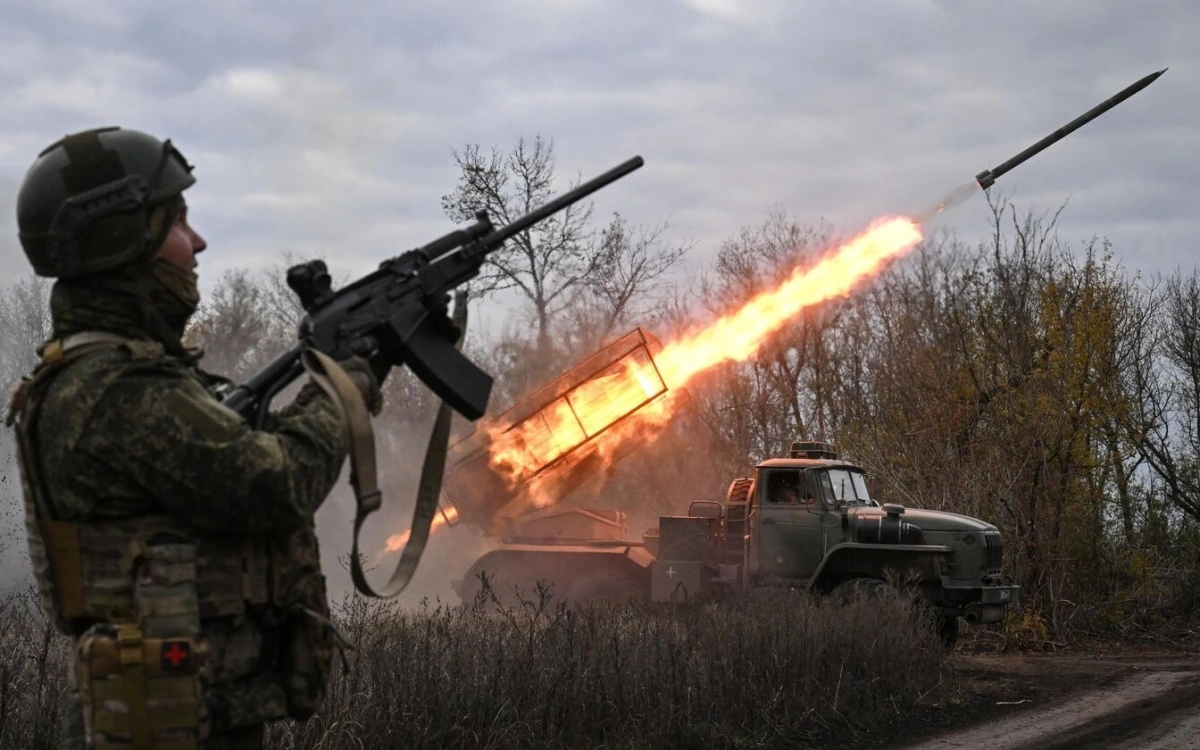 hoa luc Nga, phao phan luc Nga BM-21 Grad, Nga phong rocket vao vi tri Ukraine, quan nhan Nga cam sung tieu lien -sputnik.jpg