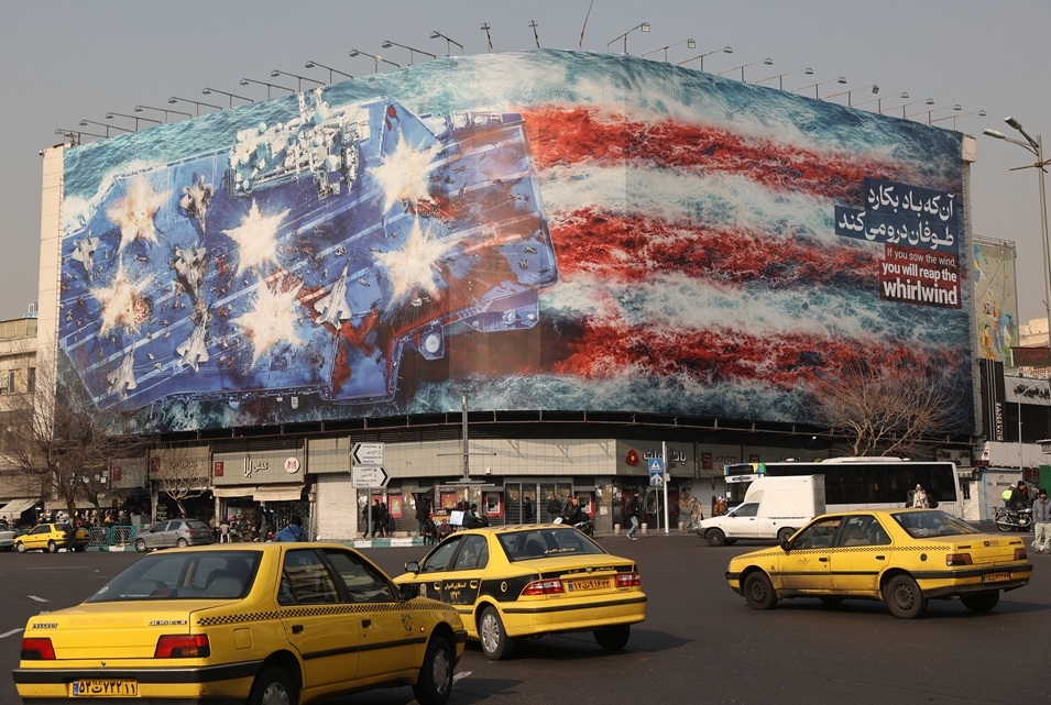 Một biển quảng cáo phản đối các hành động quân sự của Mỹ tại Iran. Ảnh: Reuters