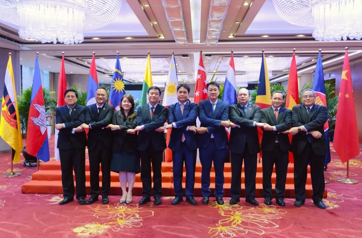 Lãnh đạo Tổng Lãnh sự quán các nước ASEAN và Chủ nhiệm Văn phòng Ngoại vụ tỉnh Quảng Đông Mã Văn Phong. Ảnh: TLSQ cung cấp