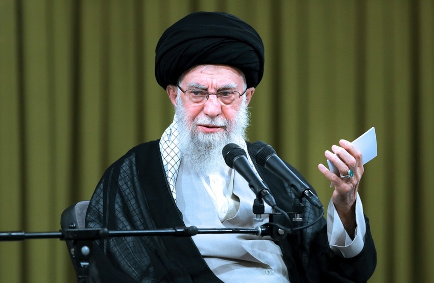 Lãnh tụ tối cao Iran Khamenei cảnh báo Mỹ bằng các thông điệp tiếng Nga. Ảnh: AP