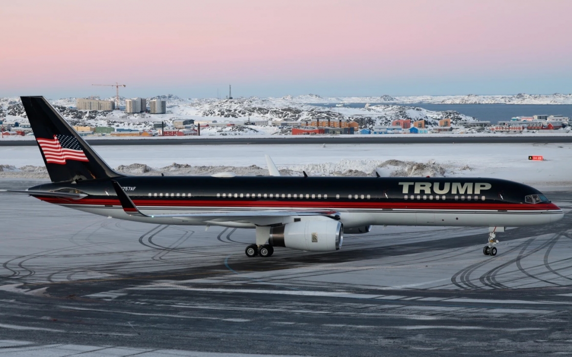 may bay Trump con ha canh o Nuk, Greenland -ap.jpg