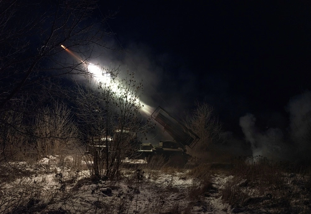 Quân đội Ukraine dội hỏa lực về phía quân Nga gần thị trấn Druzhkivka. Ảnh: Reuters