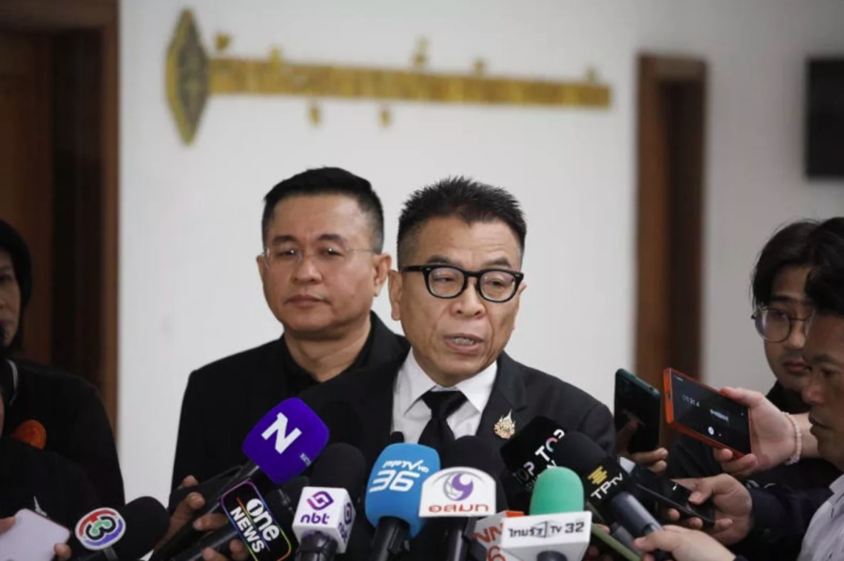 Tổng Thư ký Ủy Ban Bầu cử Sawaeng Boonmee trả lời báo giới. Ảnh: Bangkok Post
