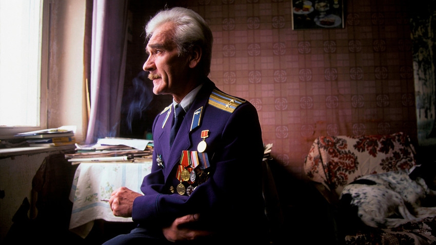 Stanislav Petrov trong bộ quân phục. Bức ảnh chụp năm 1999. 