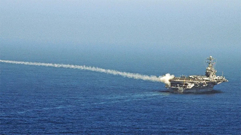 Tàu sân bay USS Abraham Lincoln phóng tên lửa Sea Sparrow. Ảnh: Hải quân Mỹ