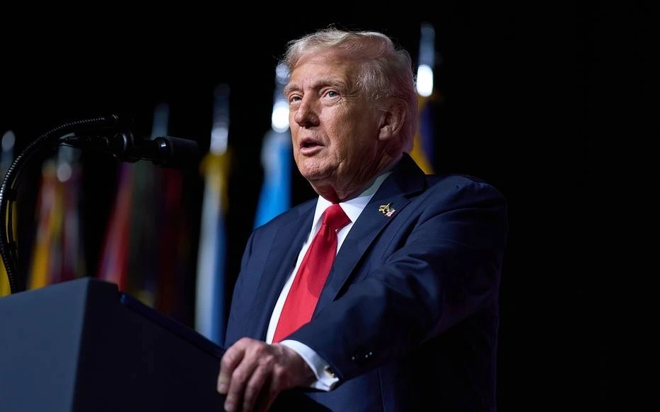 tong thong My Trump phat bieu truoc micro va buc-ap.jpg