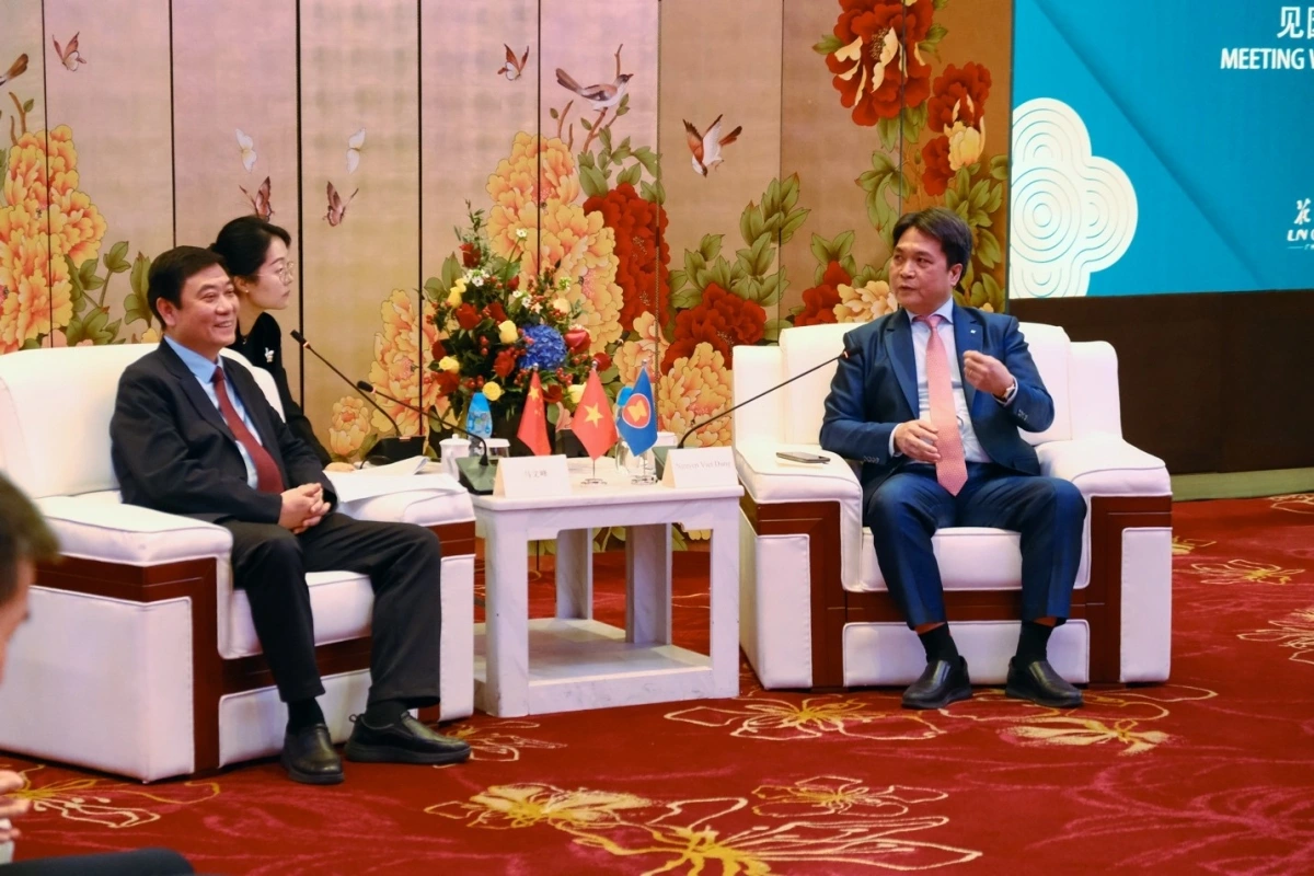 Tổng lãnh sự Nguyễn Việt Dũng (phải) và Chủ nhiệm Văn phòng Ngoại vụ tỉnh Quảng Đông Mã Văn Phong tại buổi làm việc. Ảnh: TLSQ cung cấp