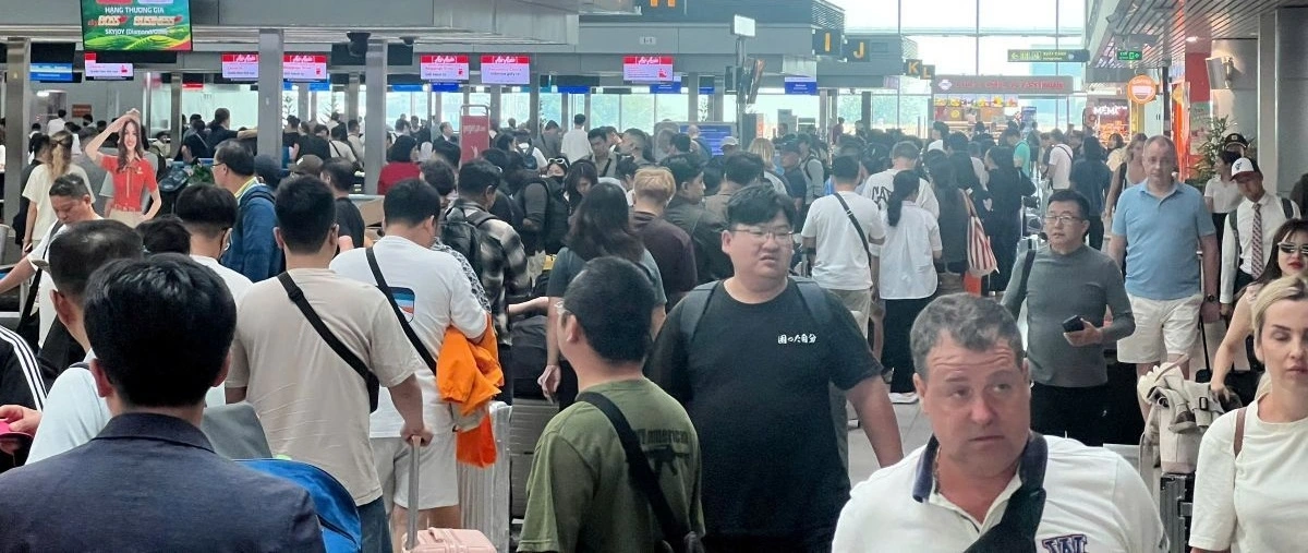 .tu_sang_som_rat_dong_hanh_khach_cho_o_sanh_lam_thu_tuc_o_san_bay_tan_son_nhat_anh_at.png