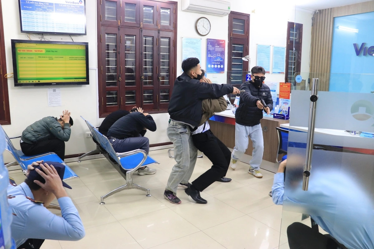 1_dien_tap_chong_cuop_ngan_hang_giua_thu_do_khong_che_2_doi_tuong_co_sung.jpg