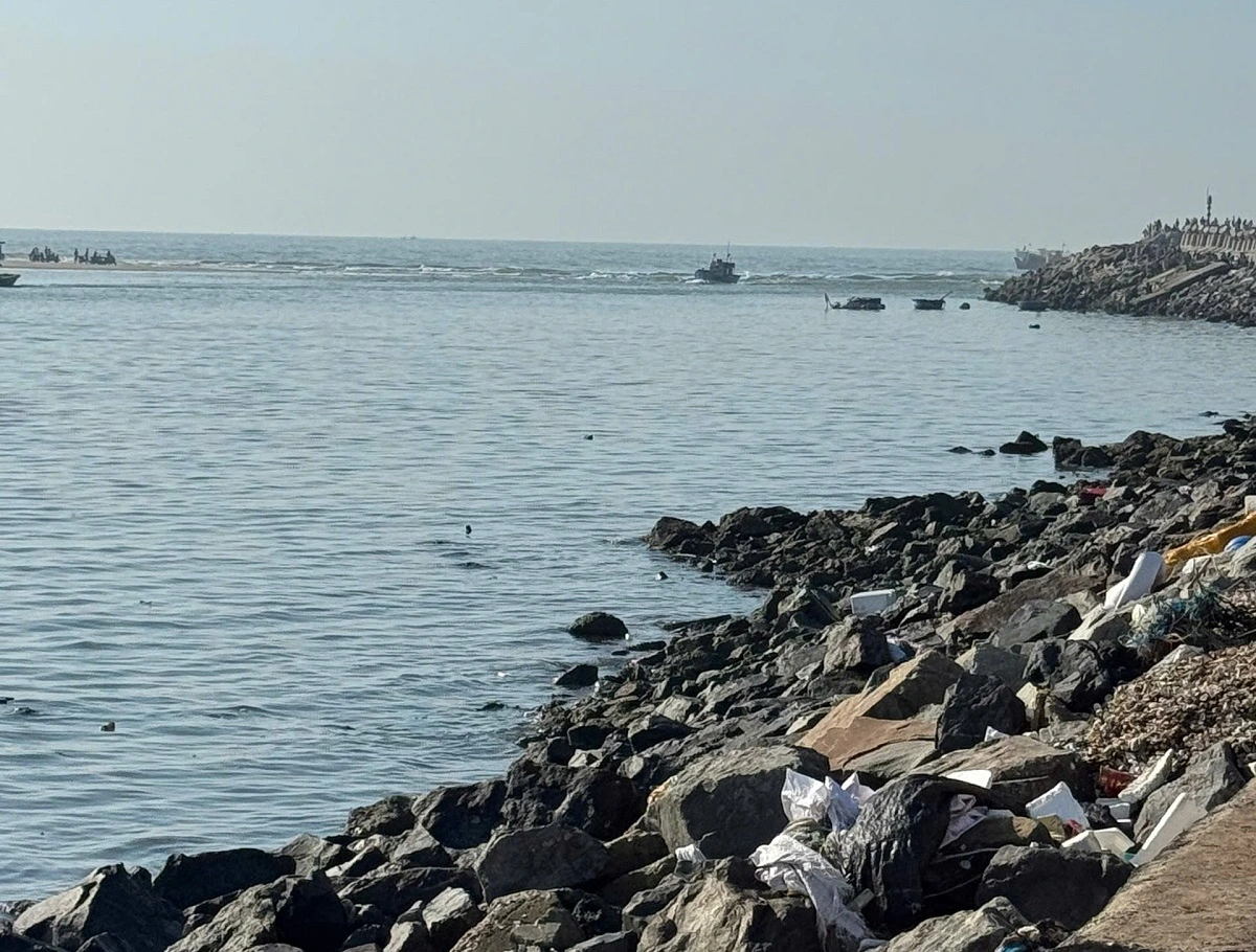 Khu vực cửa biển La Gi liên tục xảy ra vụ việc tàu cá bị chìm khi ra vào.jpg