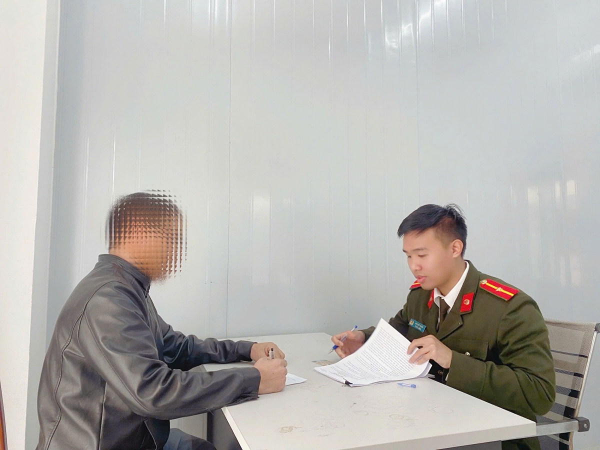 Lực lượng chức năng làm việc với đối tượng vi phạm (ảnh Công an Thái Nguyên cung cấp).jpg