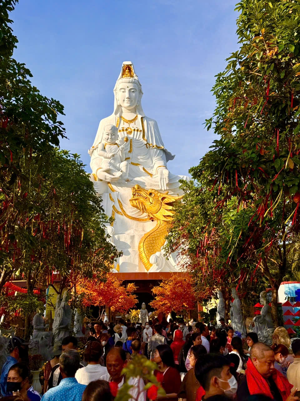 Người dân chen chân đến các chùa để cầu mong điều may mắn trong năm mới.jpg