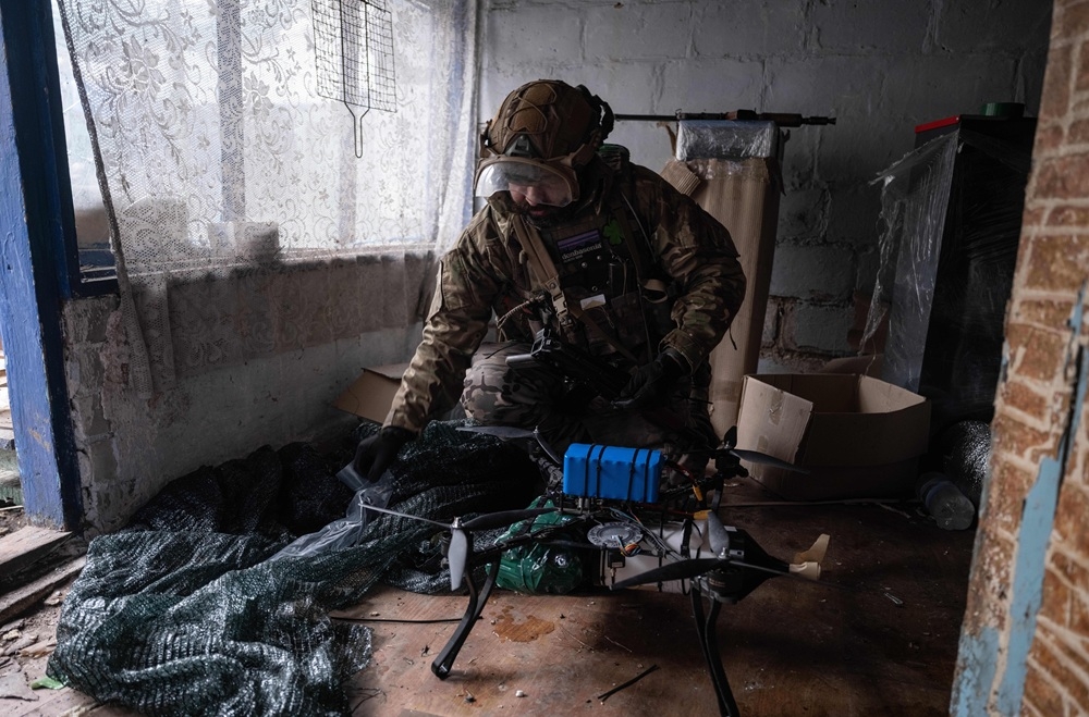 Binh sĩ Ukraine sử dụng máy bay không người lái FPV tại tiền tuyến gần Kostyantynivka, vùng Donetsk. Ảnh: AP